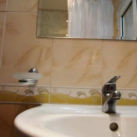 Bright With Parking & Pool סבטי ולאס