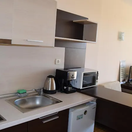 Bright With Parking & Pool * סבטי ולאס