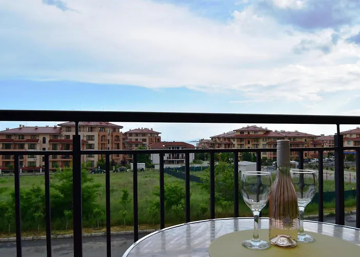 Bright With Parking & Pool Apartament *