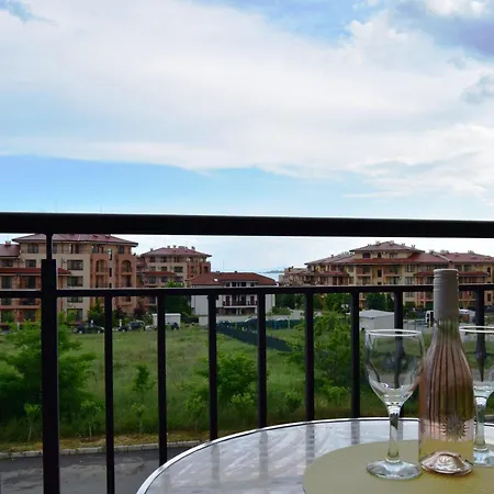 Bright With Parking & Pool Apartment *