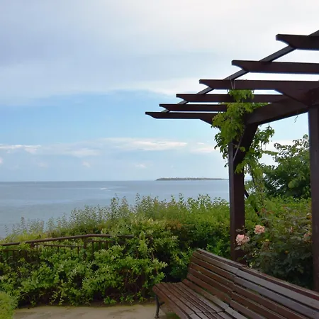 Bright With Parking & Pool Apartment *