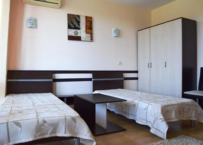 Bright With Parking & Pool *